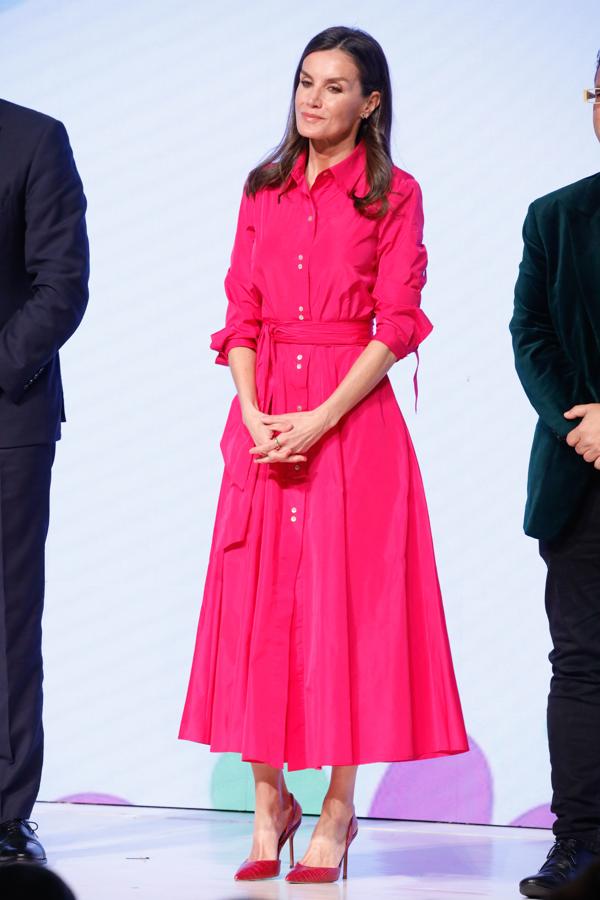 Los vestidos camiseros son una de las prendas favoritas de la reina Letizia y, por supuesto, también lo tiene en color rosa fucsia. Este de Roberto Verino disponible en El Corte Inglés lo llevó en el evento del Día Mundial de las Enfermedades Raras.