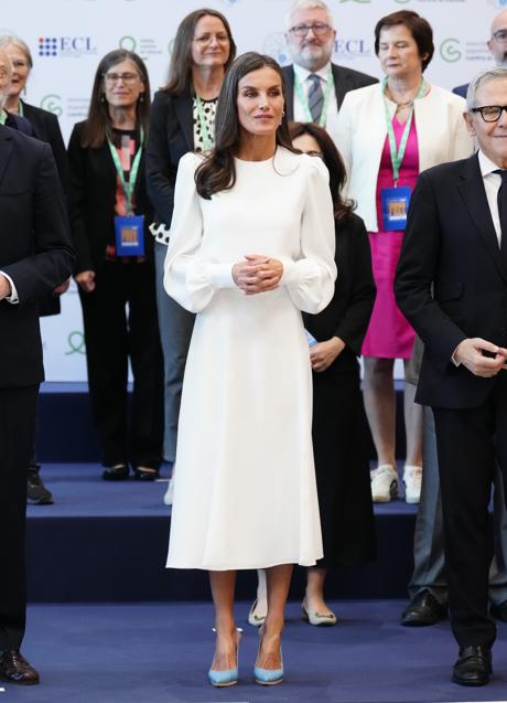 Imagen - La reina con un vestido blanco midi. / MUJERHOY