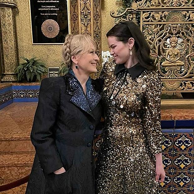 Mery Streep y Selena Gomez en el rodaje de Solo asesinatos en el edificio. 