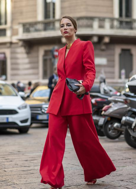 Imagen - Una mujer con pantalones culotte en color rojo. Foto: Launchmetrics Spotlight.