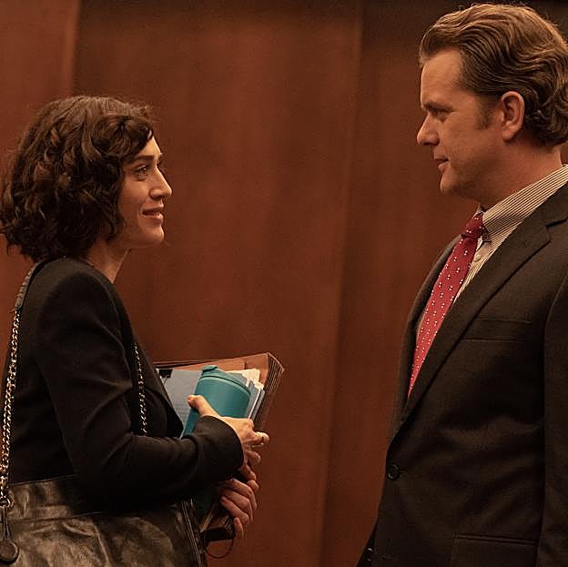 Lizzy Caplan y Joshua Jackson en una imagen de Atracción Fatal.