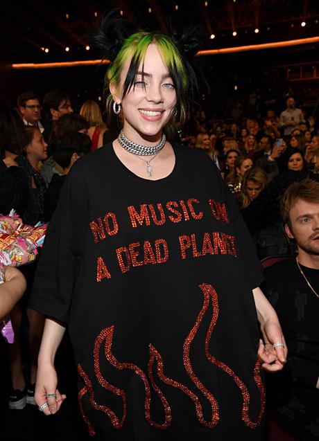 Imagen - La cantante Billie Eilish lleva el mensaje a su ropa: «No hay música en un planeta muerto».