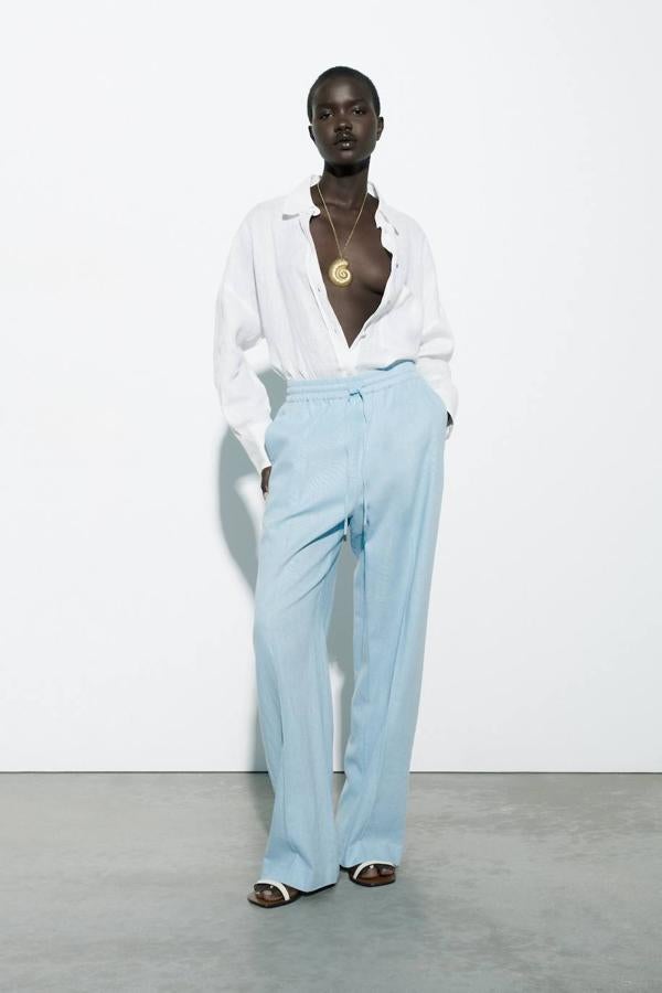 Pantalón ancho en tejido de lino con tiro alto, cintura elástica ajustable y bolsillos, azul claro, de Zara. Te costará 27,95 euros.