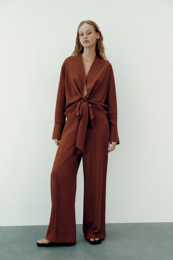 Pantalón ancho con tiro medio, corte fluido y cintura elástica en la espalda, color caldero, de Zara. Su precio es de 39,95 euros.