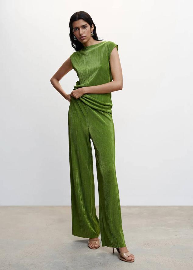 Pantalón palazzo plisado con perneras anchas, tiro alto y cintura elástica, en verde, de Mango. Puedes encontrarlo a 29,99 euros.