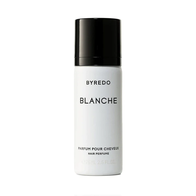 El perfume para pelo Blanche de Byredo es una fragancia suave y fresca que recuerda al algodón. En Blanche, una suave rosa y el toque cítrico del neroli es lo primero que se huele y la madera blanca y el almizcle asientan la fragancia. Tiene una fórmula única de silicona y polímero, que nutre e ilumina el cabello a la vez que lo perfuma. Precio: 60 euros.