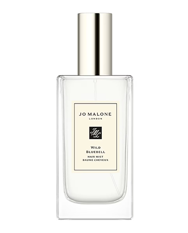 Wild Bluebell Hair Mist de Jo Malone es una bruma para el pelo que combina la delicada dulzura de los jacintos bañados de rocío con lirios del valle y rosa mosqueta, y una pincelada exquisita de caqui. La puedes usar sola o combinada con tu aroma favorito. Precio: 45 euros.