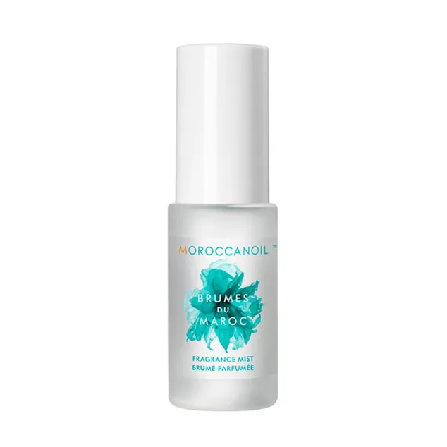 Fragance Mist de Moroccanoil tiene el icónico aroma característico de la marca, una mezcla de ámbar picante y notas florales dulces, esta bruma refrescante te transporta al Mediterráneo con cada rocío. La fórmula liviana también incluye aceite de argán rico en antioxidantes y vitamina E para nutrir e hidratar, además de tecnología de absorción de rayos UV para ayudar a proteger y preservar el cabello. Precio: 18 euros.