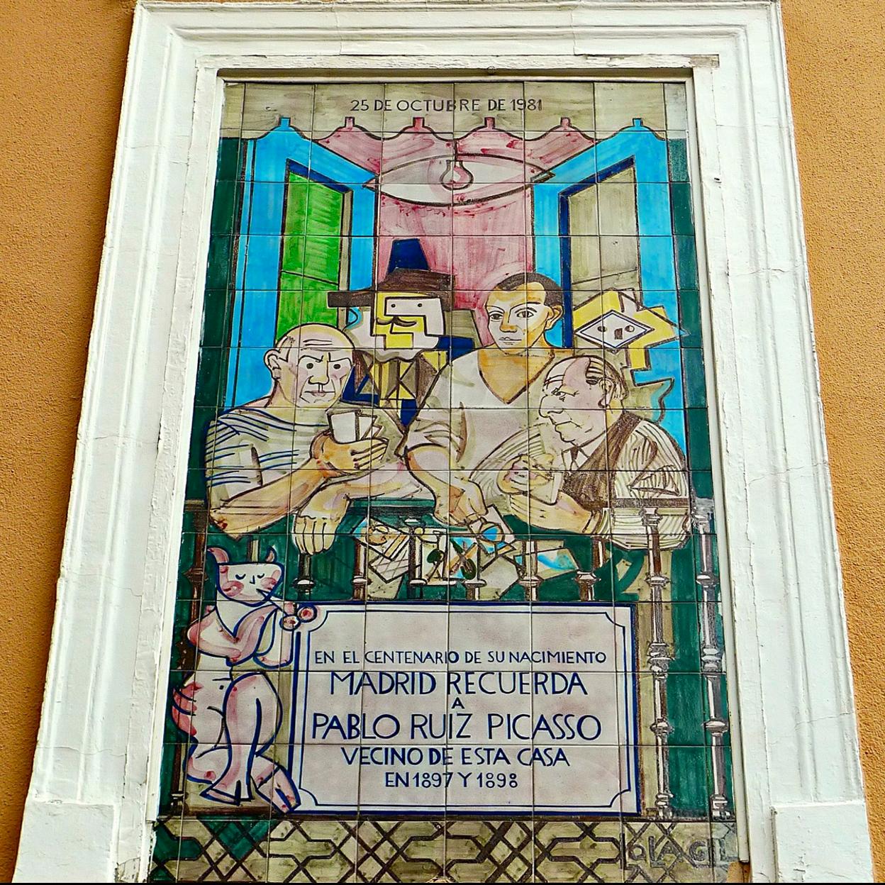 Mosaico de cerámica situado en la fachada de la pensión de Lavapiés, donde Picasso se alojó cuando estudiaba. 