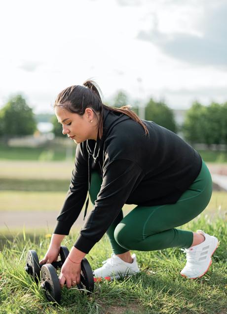 Imagen - Mujer con pesas/PEXELS