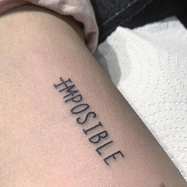 Diseño de tatuaje con palabra Imposible