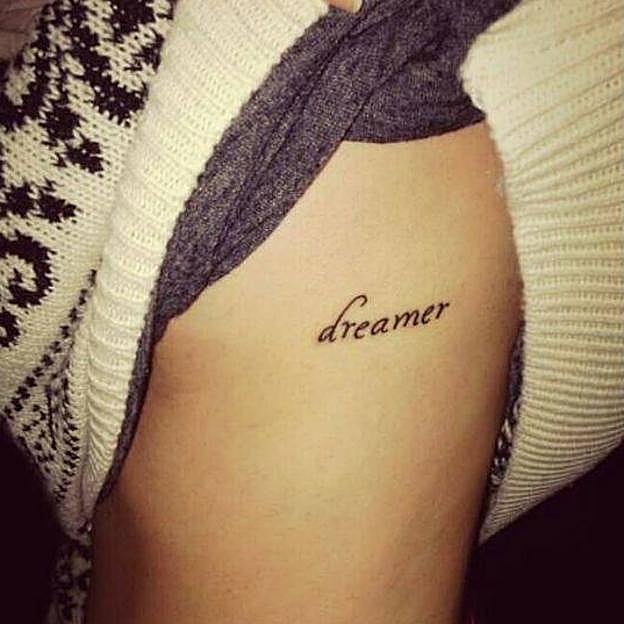Tatuaje con palabra Dreamer