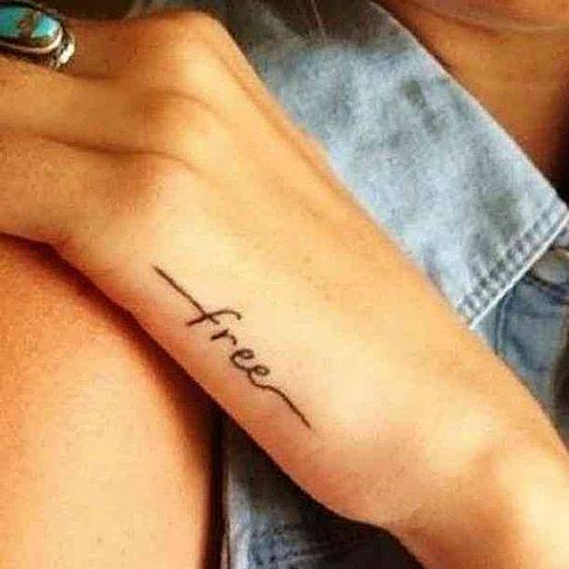 Tatuaje pequeño con palabra Free