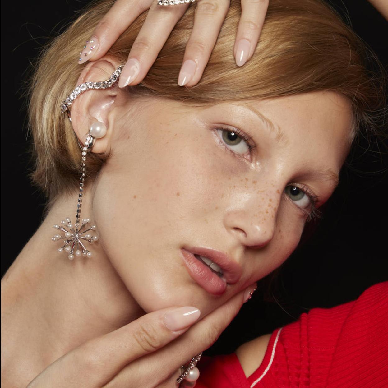 Modelo con uñas de porcelana