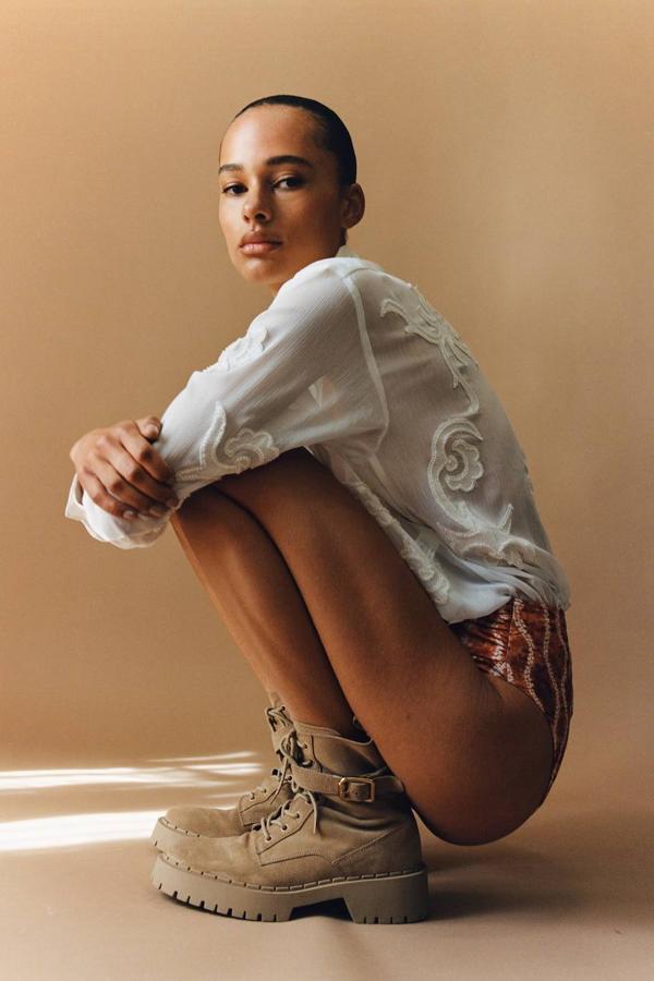 Camisa en tejido semitransparente con manga larga, cuello solapa, cierre de botones y bordados con pedrería a tono, en crudo. Hazte con ella a 59,95 euros.