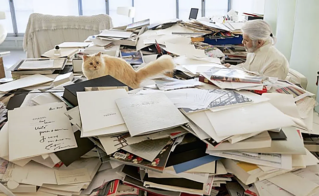 Una de las pocas fotografías en las que podemos ver a Karl Lagerfeld sin posar, enfrascado en su trabajo en su imposible despacho. 