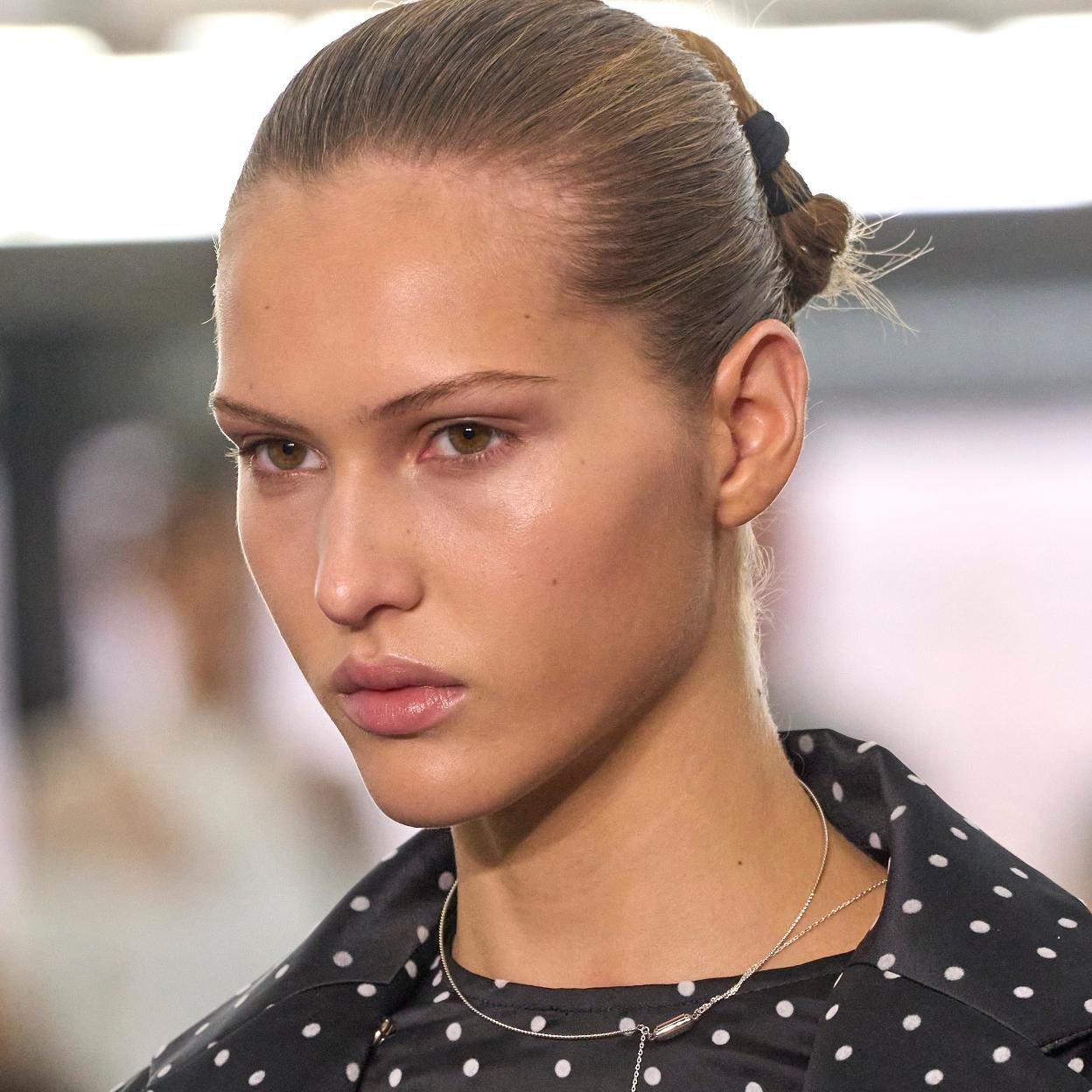 Una mujer con la piel glow.