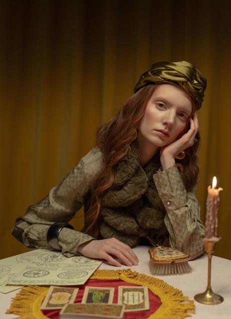 Imagen - Mujer con cartas del Tarot/PEXELS