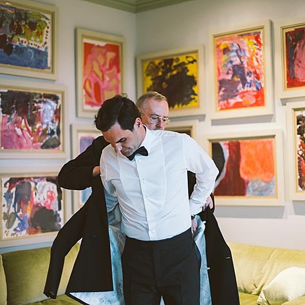 Kim Jones ayuda a vestir al ex tenista para la Gala MET 2023