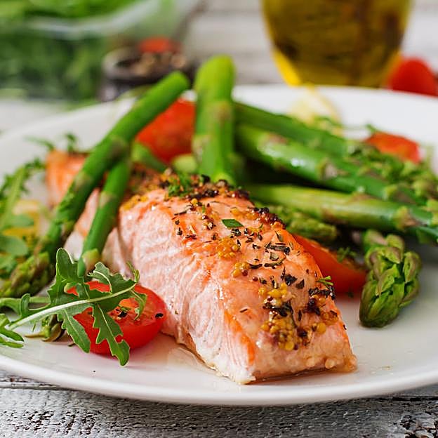 Salmón, uno de los alimentos más recomendados para tonificar el cuerpo después de adelgazar. 