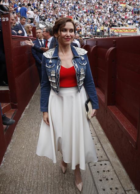 Imagen - Isabel Díaz Ayuso con un look taurino. / GTRES