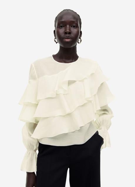 Imagen - Blusa con volantes en color beige claro de H&M. Foto: H&M. 