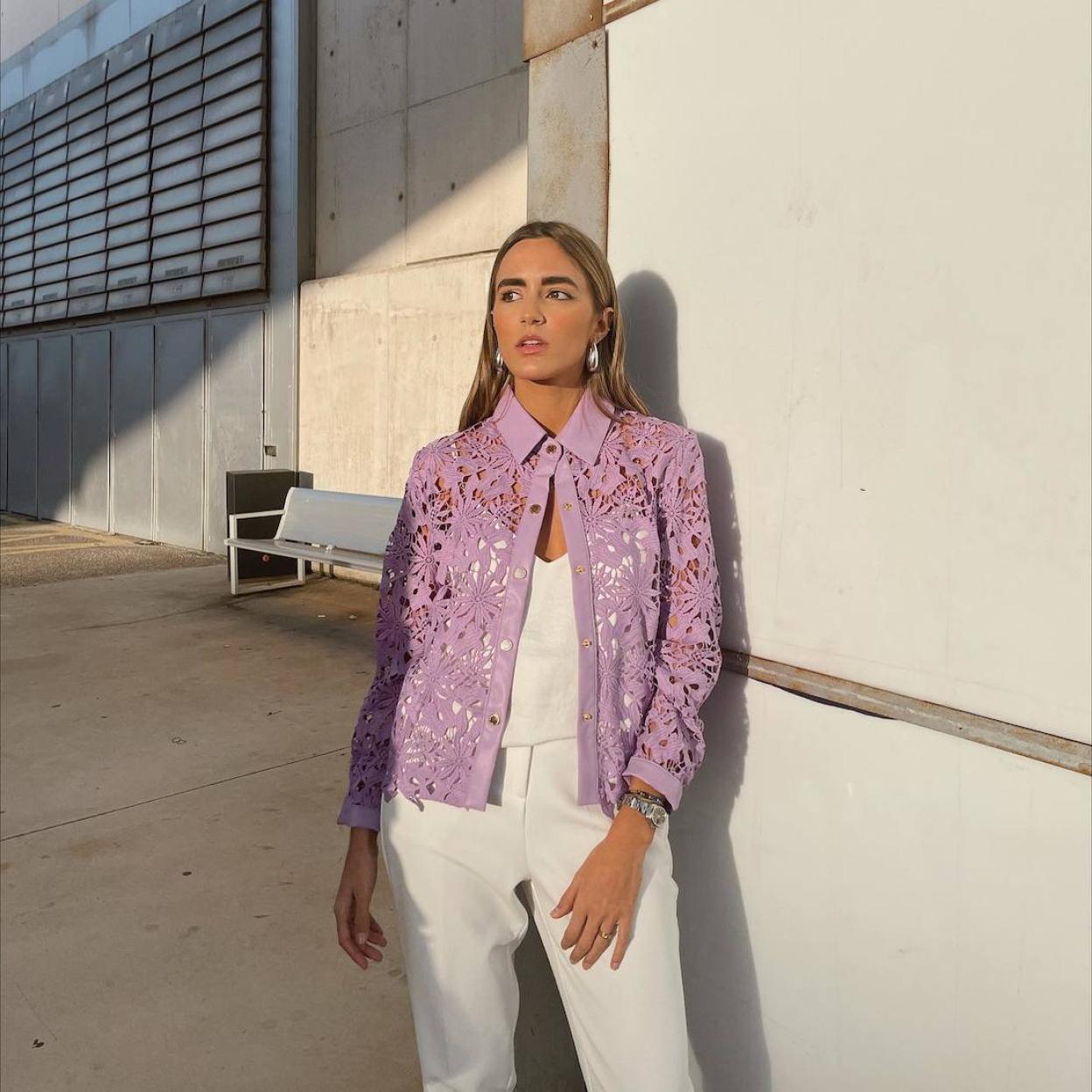 La influencer lleva un look con camisa de encaje