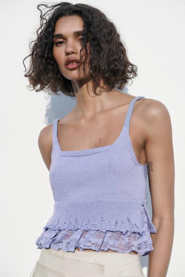 Top de punto con escote cuadrado, tirantes, bajo acabado en volantes y detalle de encaje, en lila, de Zara. Consíguelo por 15,95 euros.