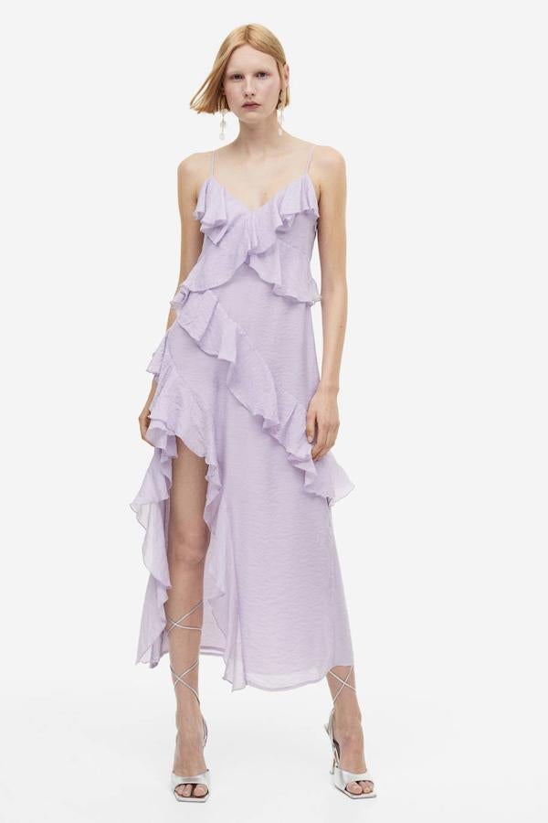 Vestido largo con tirantes, escote de pico, volantes y abertura en el bajo, en lila, de H&M. Está disponible por 49,99 euros.