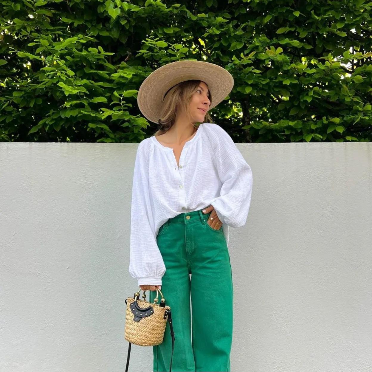 Una influencer con pantalones holgados.