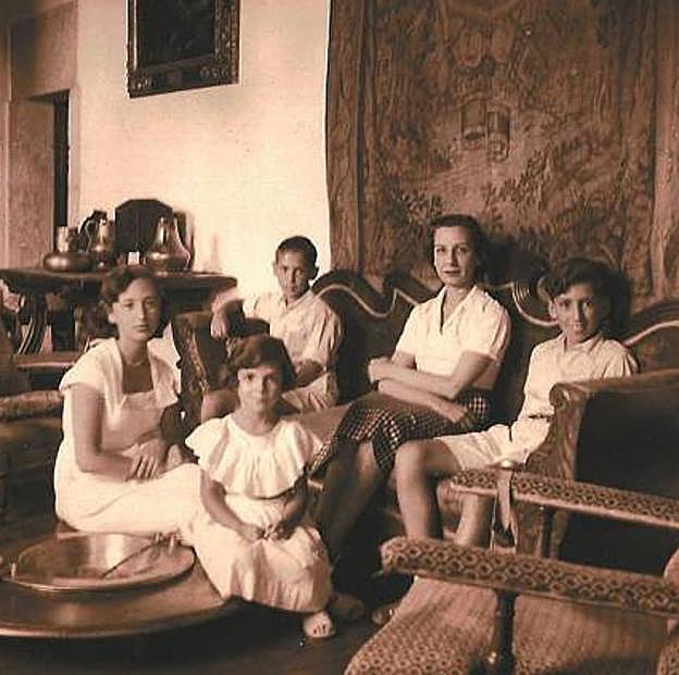 Ana de Rojas, junto a su madre y sus hermanos.