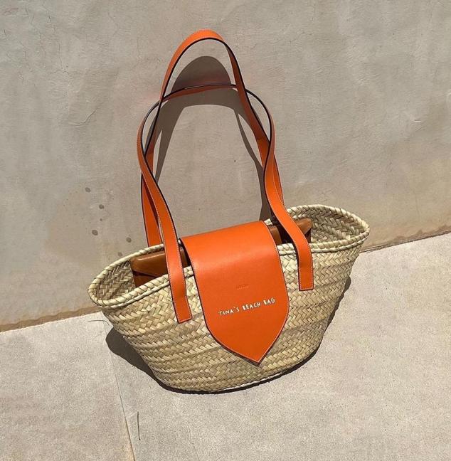 La cesta de Lafloïd es la reinterpretación del capazo tradicional. De proporciones idóneas para cualquier evento, ha sido elaborada artesanalmente a partir de palma natural y piel de becerro. Y también s epuede personalizar con iniciales e incluso un mensaje. Cuesta 190 euros.