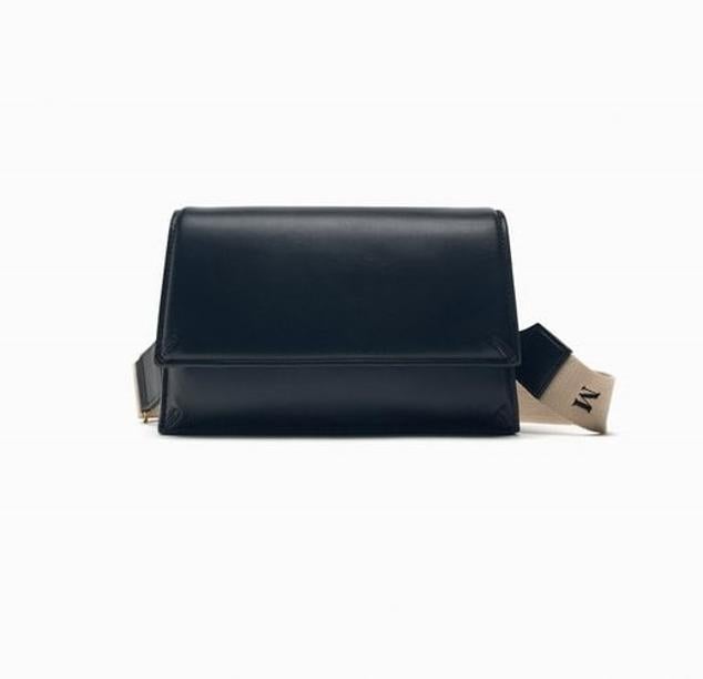 Las redes e han llenado de publicaciones hablando del bolso de Zara qu emás merece la pena. Es un modelo tipo bandolera con un asa extraíble y ajustable de tejido a contraste a la que se le puede añadir una inicial. Cuesta 29,95 euros.