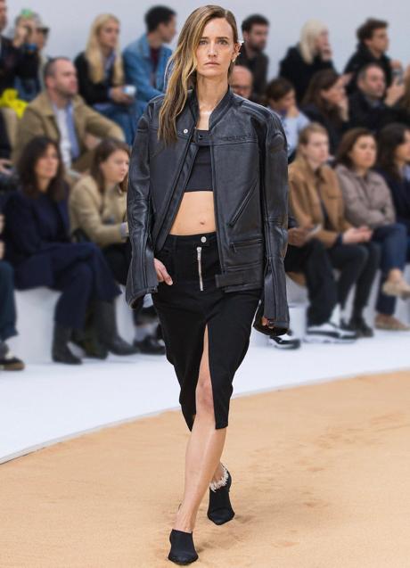 Imagen - La icónica cazadora de Courrèges en la versión de di Felice en el desfile PV23 de la firma.