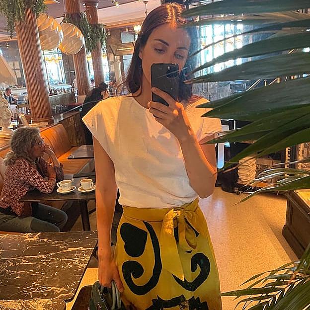 La falda pareo de Sassa de Osma es la pieza clave para dar un giro a tus camisetas básicas