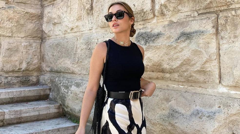 La influencer lleva una falda midi superventas