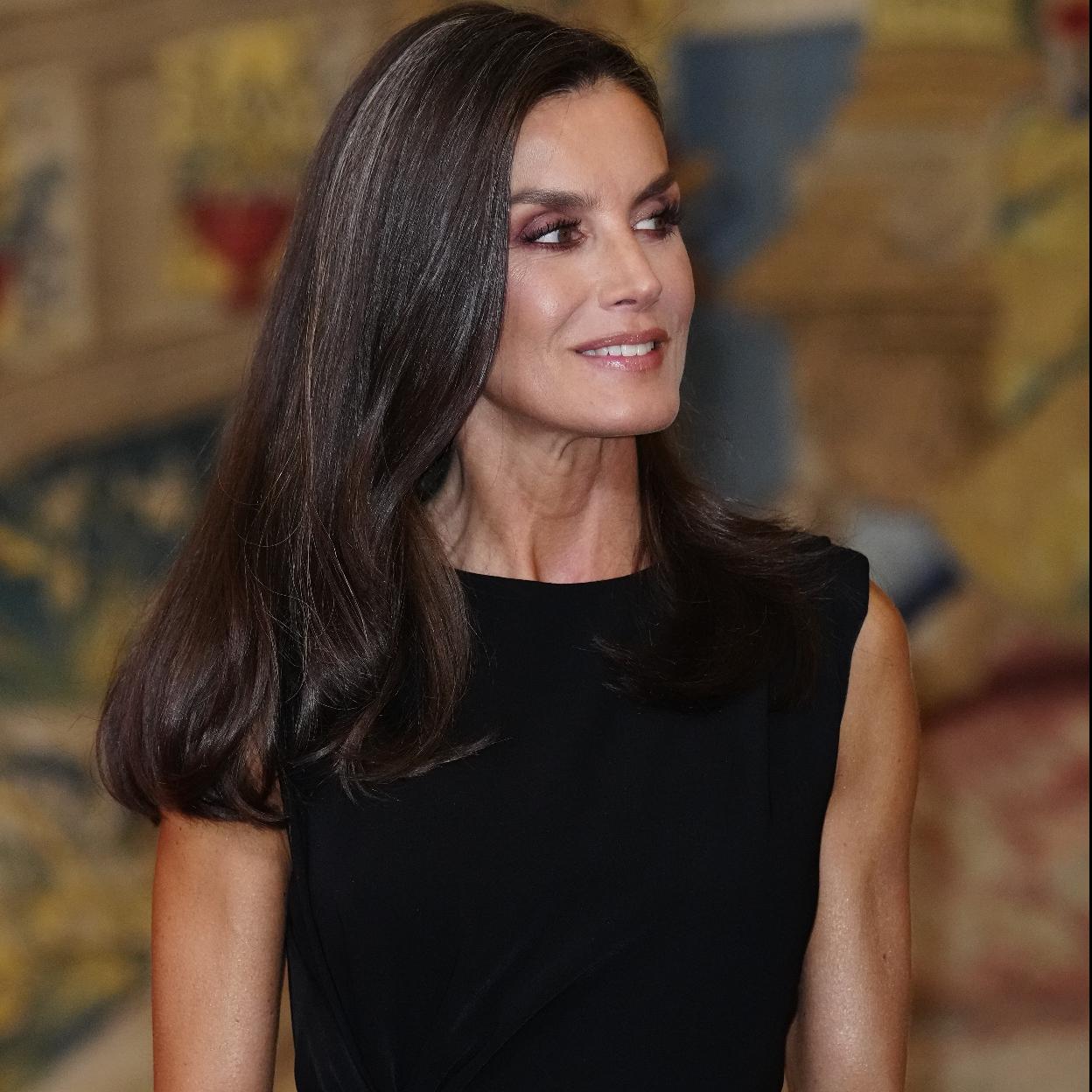 La reina Letizia con un vestido negro.