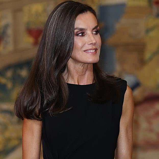 El truco de la reina Letizia para elevar un vestido negro y lucir espectacular: zapatos dorados y un bolso muy especial