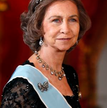 Imagen secundaria 1 - Este broche lo llevó la reina Sofía en la boda de Felipe y Letizia. 