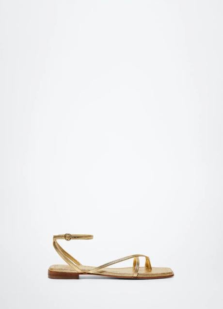 Imagen - Sandalias doradas de Mango Outlet. Foto: Mango Outlet.
