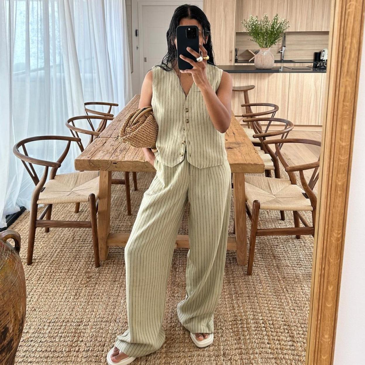 Una influencer con total look de Mango.