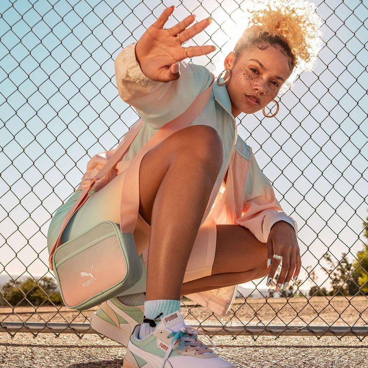 Mujer posando en cuclillas. 