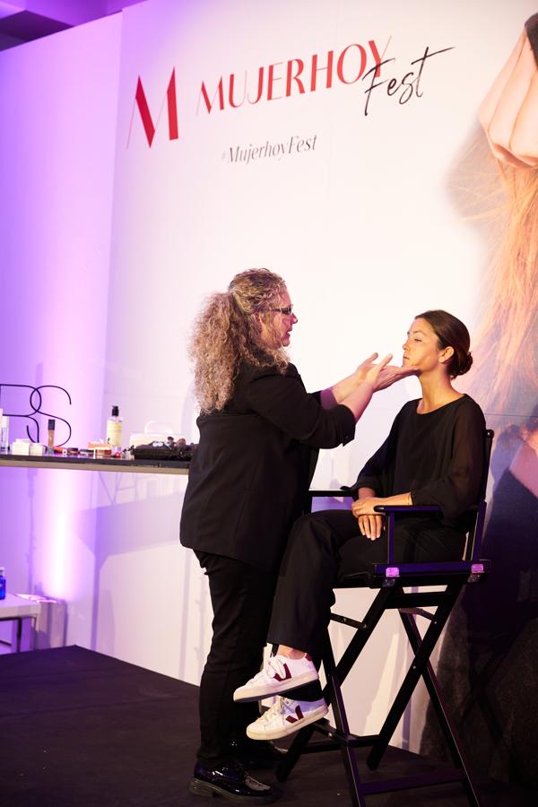 Los asistentes al evento recibieron una masterclass para aprender a sacar el máximo partido a su maquillaje y conseguir un resultado natural y brillante para esta temporada.