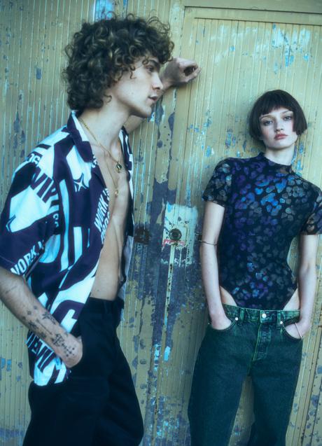 Imagen - Modelos con prendas punk, pero con notas de color.