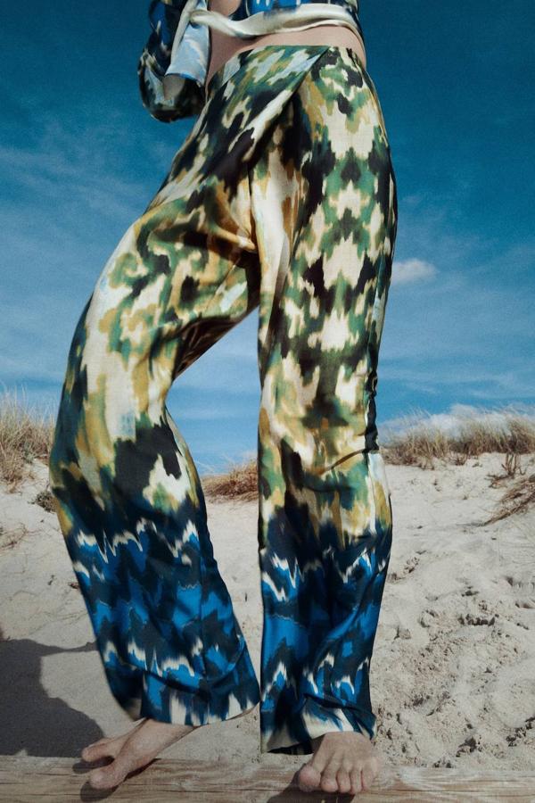 Pantalón pareo con tiro alto, cintura cruzada y perneras anchas, en print degradado, de Zara. Está disponible por 39,95 euros.