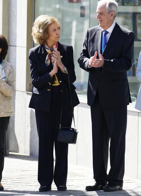 Imagen - La reina Sofía con un look con blazer de raya diplomática. / Limited Pictures