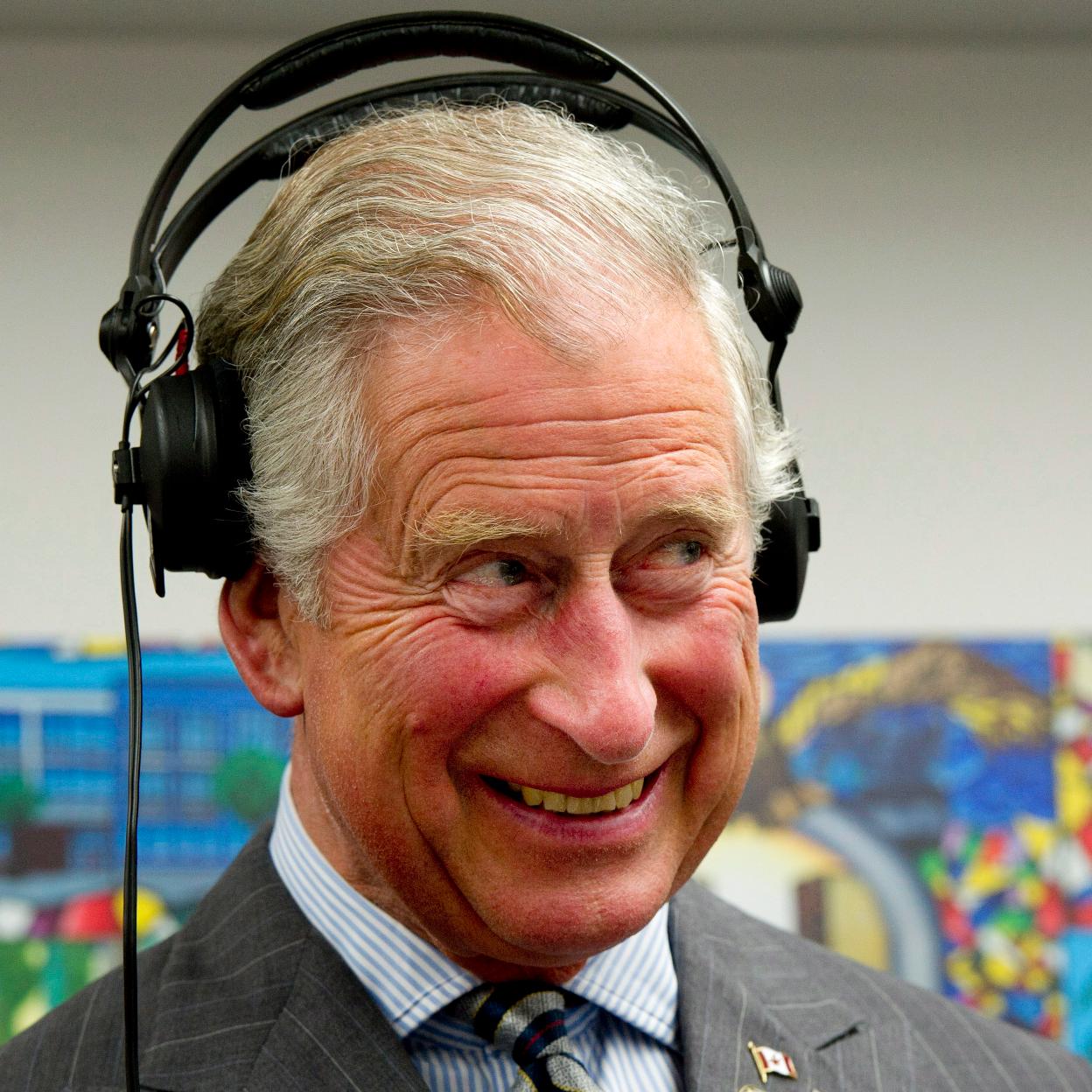 Carlos III escucha música por unos auriculares. 