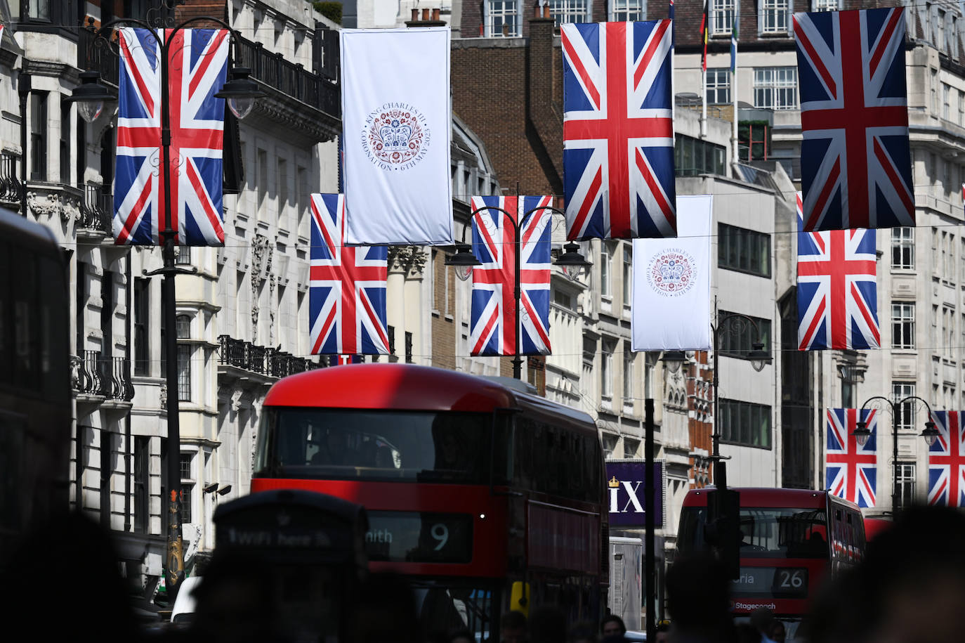 Londres se viste de gala con banderas de la Union Jack para adornar el recorrido en carroza de oro que harán tras ser coronados los nuevos reyes de Reino Unido: Carlos III y Camilla.