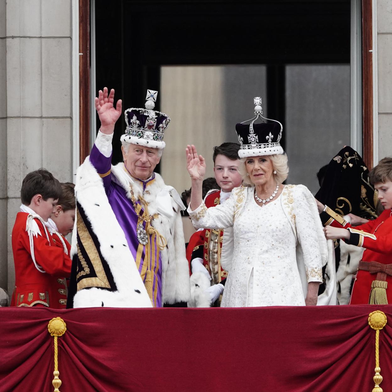 Los reyes Carlos y Camilla saludan desde el balcón de Buckingham Palace.