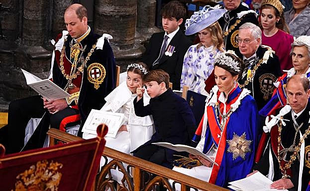 Los prínicipes de Gales, Guillermo y Kate Middleton, junto a sus hijos pequeños, en la primera fila de la ceremonia de coronación.